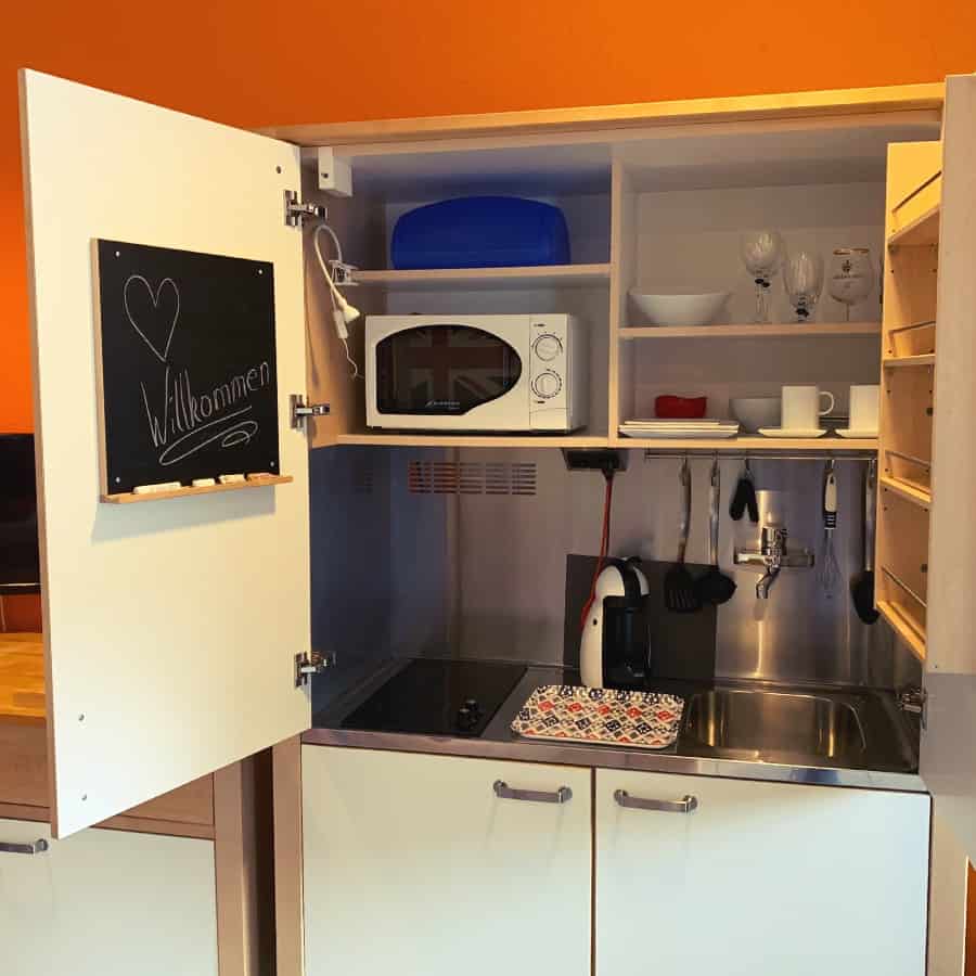 Schrankküche mit Kochplatten und Waschbecken