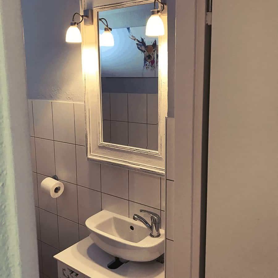 WC mit Waschbecken und Spiegel